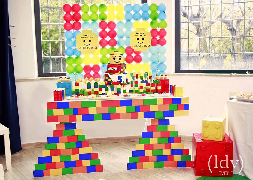 La mia festa a tema Lego è un trionfo di colori che stimola la creatività.