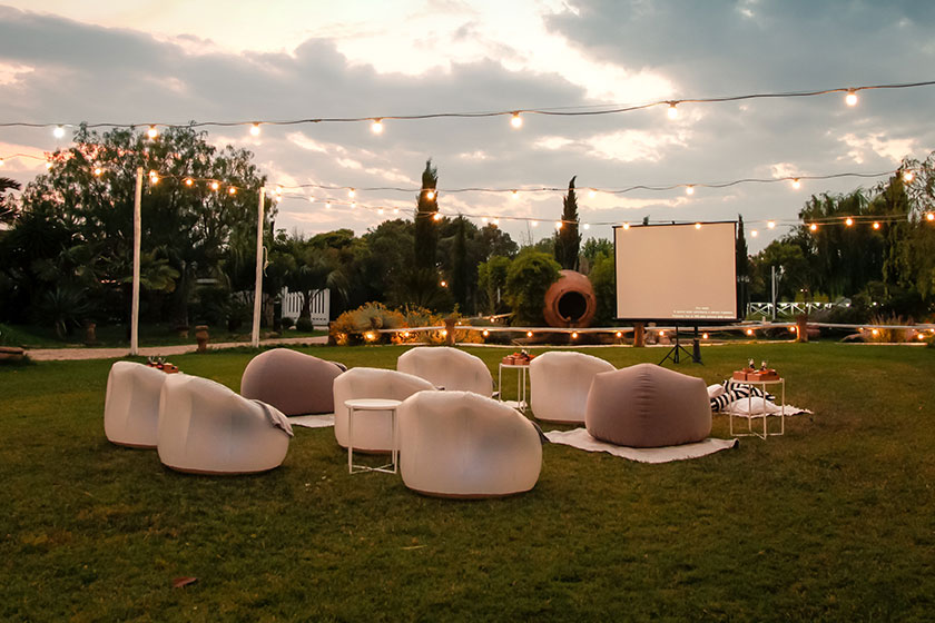 La bellezza e il fascino della festa a tema cinema all’aperto.